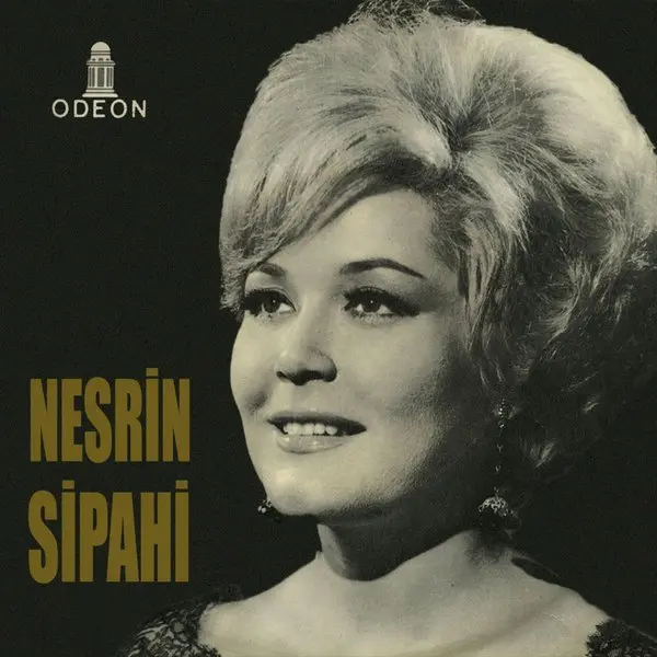 Nesrin Sipahi’nin Bahtımın Yıldızısın / Ankara Rüzgarı 45’liğinin kapağı; siyah beyaz fotoğrafta kabarık sarı saçlı Nesrin Sipahi ve sarı harflerle adı
