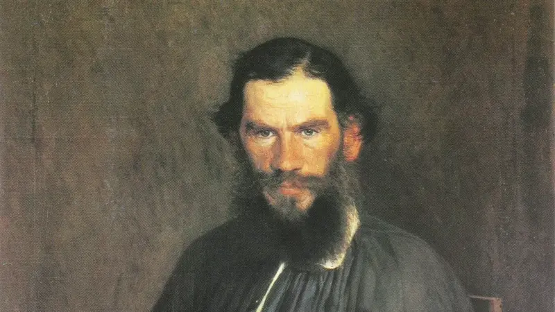 İvan Kramskoy’un 1873 tarihli portresinde koyu renk, bol yakalı rubaşka giymiş, gür kahverengi sakallı, kaşları hafif çatık ve dik bakışlı Lev Tolstoy
