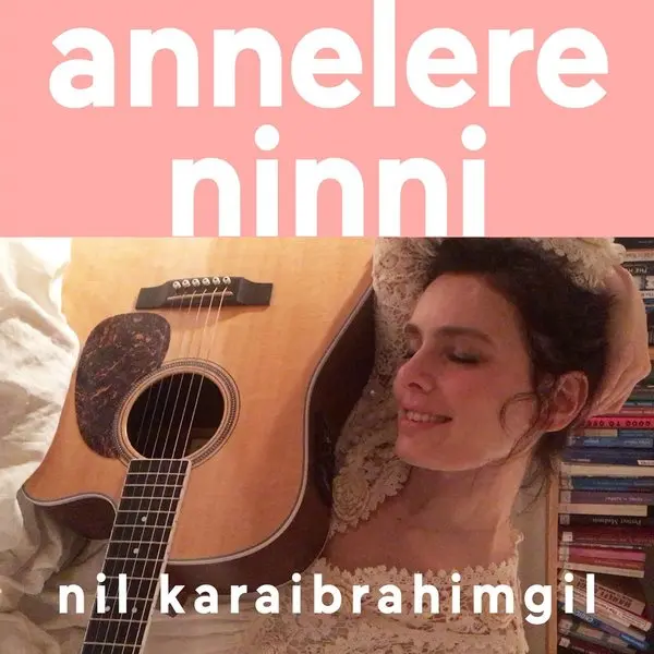 Nil Karaibrahimgil’in Annelere Ninni tekli kapağı; pembe şerit altında gitarıyla Nil Karaibrahimgil