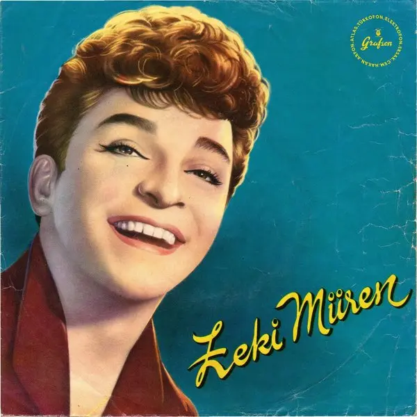 Zeki Müren Klasikleri Vol. 4 kapağı; turkuaz zeminde gülümseyen genç Zeki Müren ve el yazısıyla adı