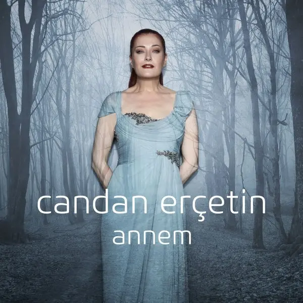 Candan Erçetin’in Annem tekli kapağı; sisli bir ormanda açık mavi elbiseli Candan Erçetin