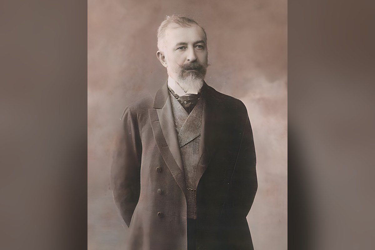 Aşk-ı Memnu romanının yazarı Halit Ziya Uşaklıgil'in uzun palto giymiş, elleri arkasında, ayakta çekilmiş eski bir portre fotoğrafı