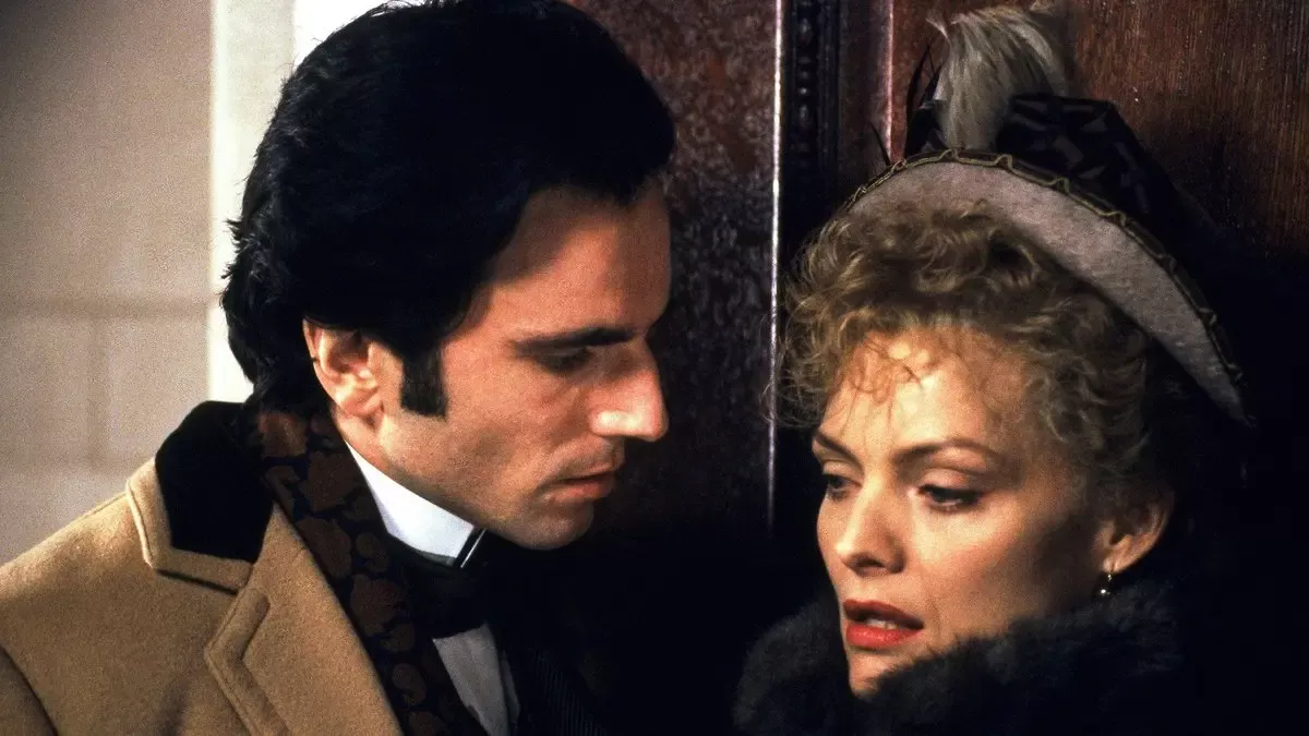 Masumiyet Çağı filminden sahne: kürk şapkalı Ellen Olenska rolündeki Michelle Pfeiffer'e doğru eğilen Newland Archer rolündeki Daniel Day-Lewis