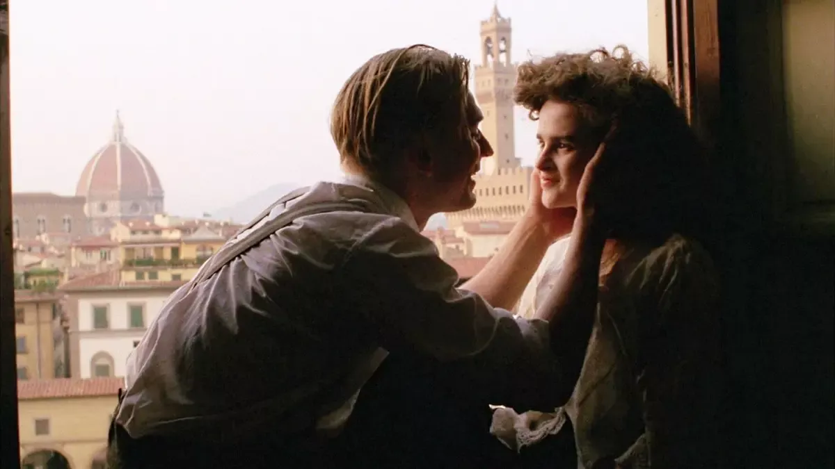 Manzaralı Oda filminden sahne: arkasında Floransa Katedrali'nin kubbesi görünen pencerenin önünde Lucy rolündeki Helena Bonham Carter'ın yüzünü tutan George rolündeki Julian Sands