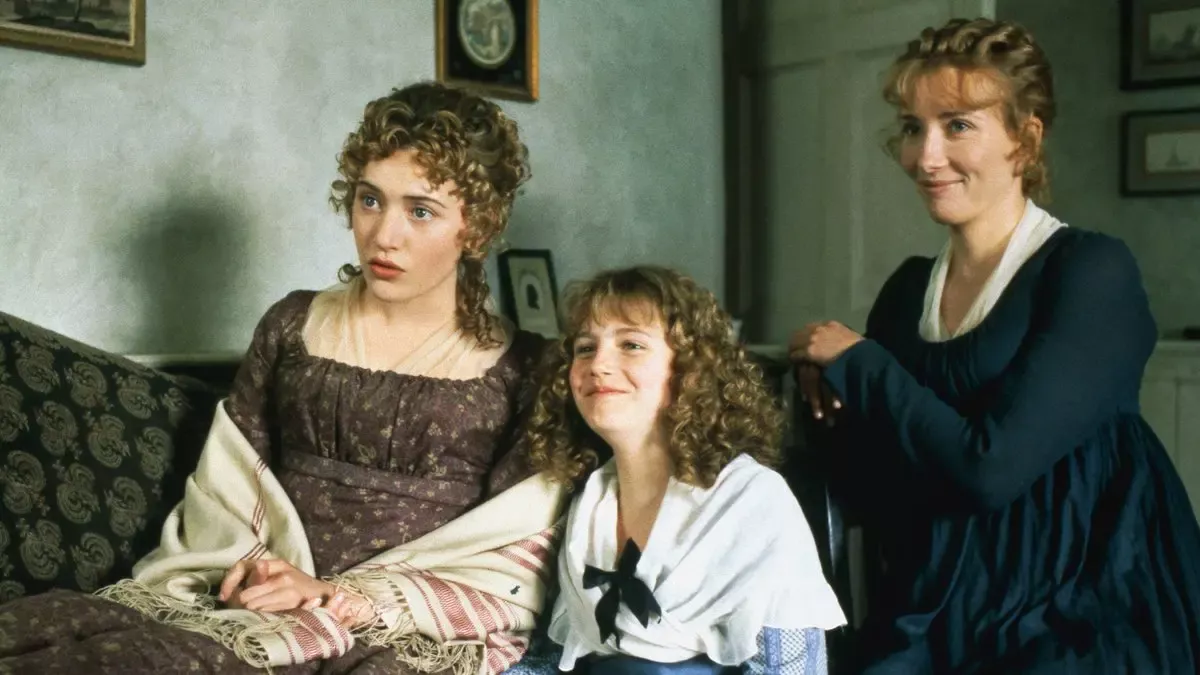 Aşk ve Yaşam filminden sahne: Dashwood kız kardeşler oturma odasında; kanepede Marianne rolündeki Kate Winslet, sağda Elinor rolündeki Emma Thompson
