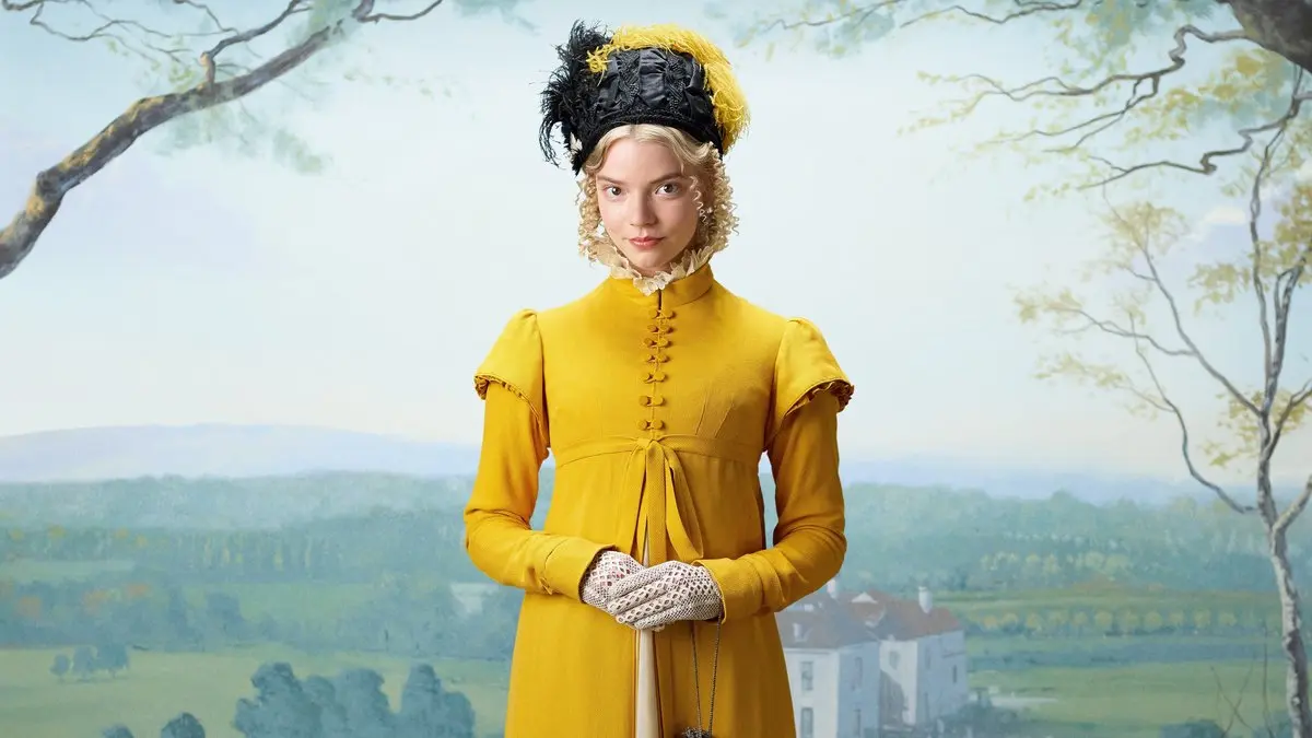 Emma. (2020) filminden tanıtım görseli: sarı pelerinli ve tüylü şapkalı Emma Woodhouse rolündeki Anya Taylor-Joy, resmedilmiş bir kır manzarası önünde