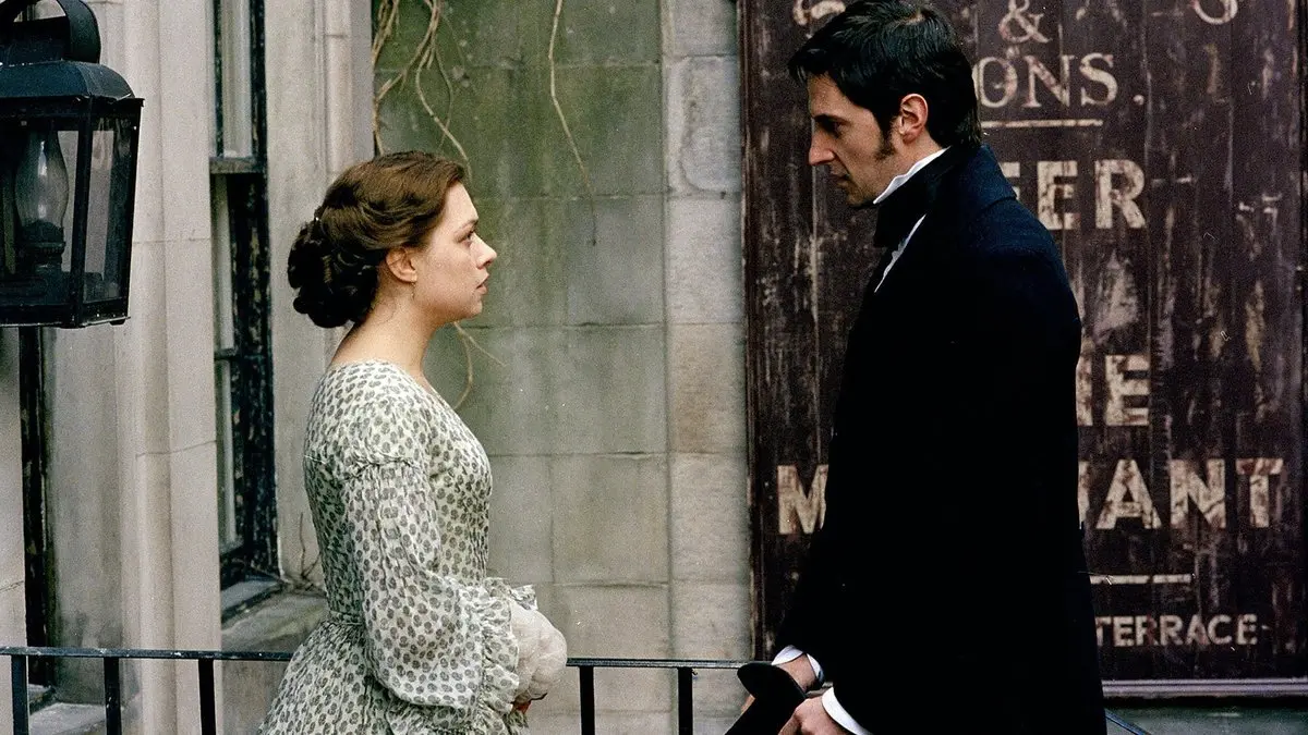 North & South dizisinden tanıtım görseli: Milton'daki bir sokakta karşı karşıya duran Margaret Hale rolündeki Daniela Denby-Ashe ve John Thornton rolündeki Richard Armitage