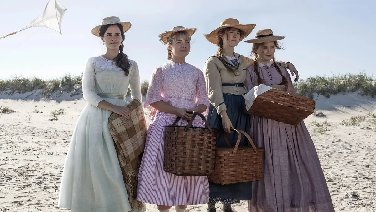 Küçük Kadınlar (2019) filminden sahne: sahilde elleri sepetli, başları boneli dört March kız kardeş