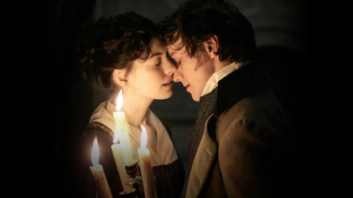 Aşkın Kitabı (Becoming Jane) filminden sahne: mum ışığında birbirine yakın duran Jane Austen rolündeki Anne Hathaway ve Tom Lefroy rolündeki James McAvoy
