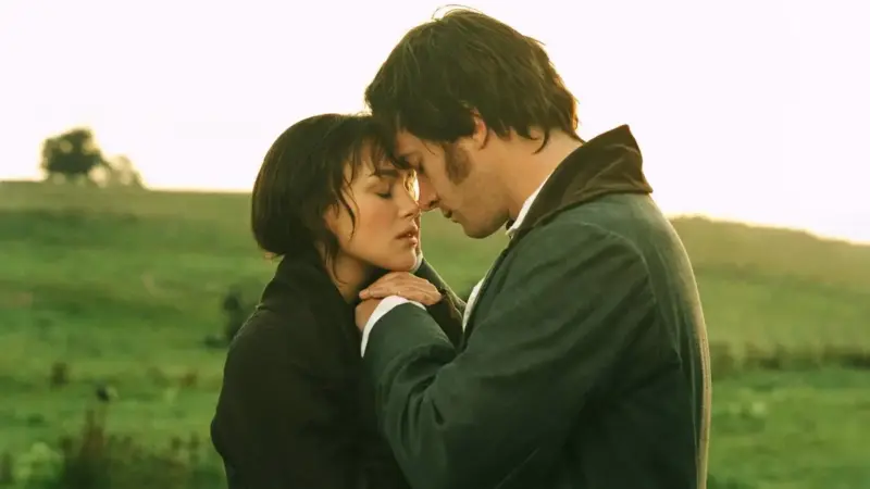 Aşk ve Gurur (2005) filminden tanıtım görseli: sisli bir kır sabahında birbirine çok yakın duran Elizabeth Bennet rolündeki Keira Knightley ve Mr. Darcy rolündeki Matthew Macfadyen