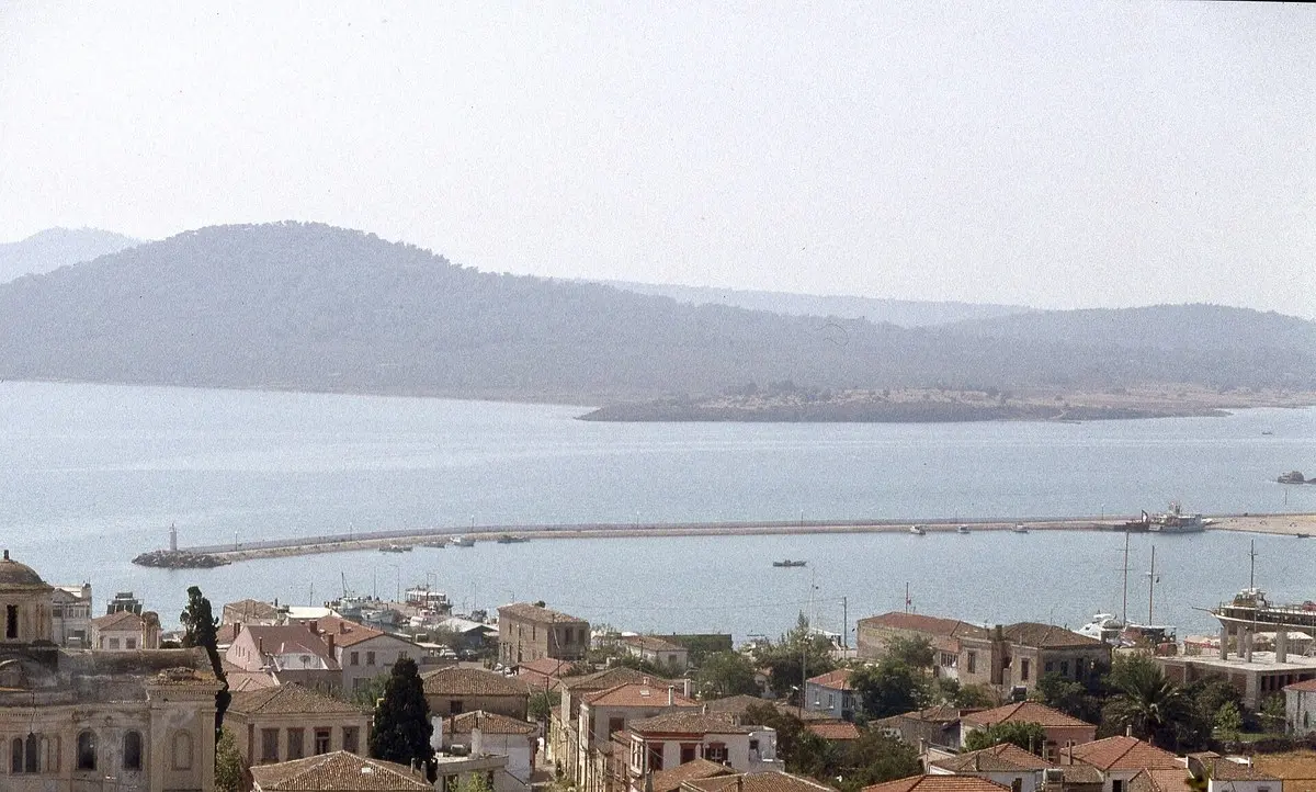 Tepeden bakışla Ayvalık’ın kiremit çatılı eski taş evleri, liman ve karşıdaki adalar