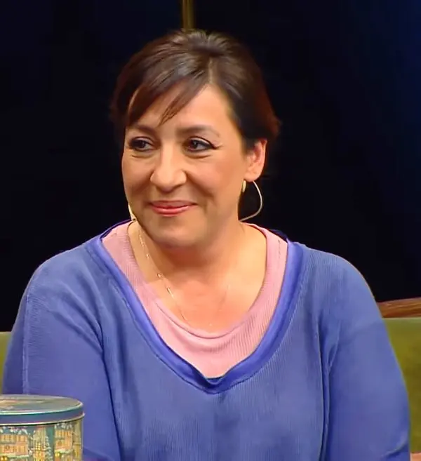 Şahika ve Dilber Hala rollerini oynayan Binnur Kaya bir televizyon programında gülümserken