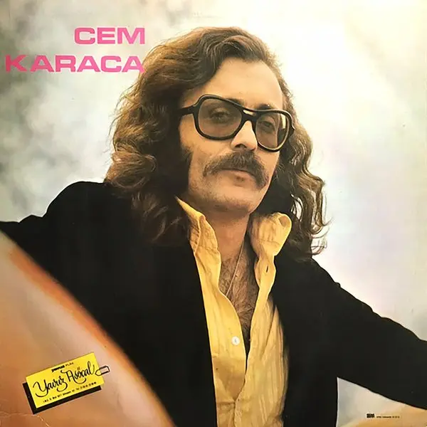 Cem Karaca’nın Muhtar / Baba 45’liğinin kapağı; gözlüklü ve uzun saçlı genç Cem Karaca