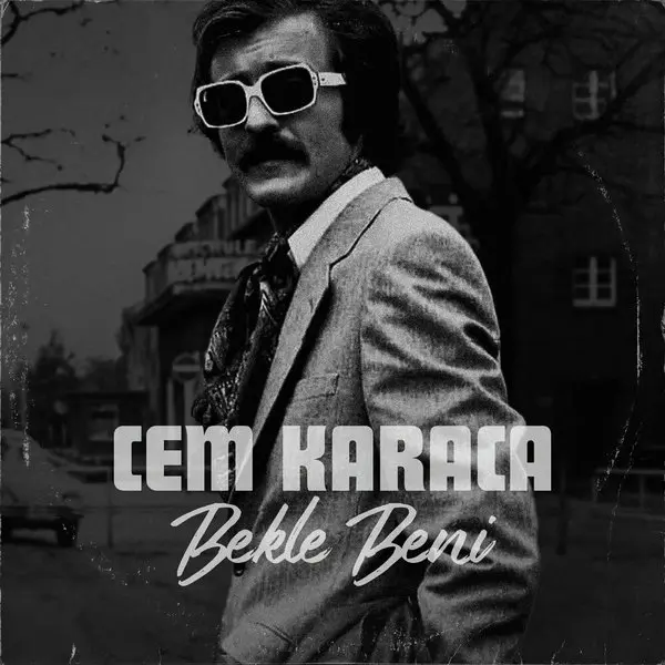 Cem Karaca’nın Bekle Beni albüm kapağı; siyah beyaz fotoğrafta gözlüklü ve takım elbiseli Cem Karaca