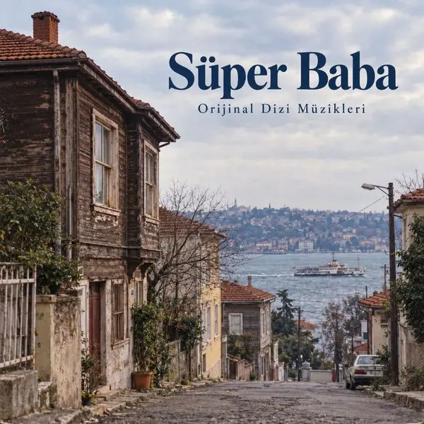 Süper Baba dizi müzikleri albüm kapağı; Boğaz’a inen eski ahşap evli bir İstanbul sokağı