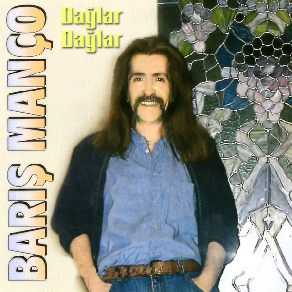 Barış Manço Klasikleri: Dağlar Dağlar derleme kapağı; vitray önünde kot gömlekli, uzun saçlı Barış Manço