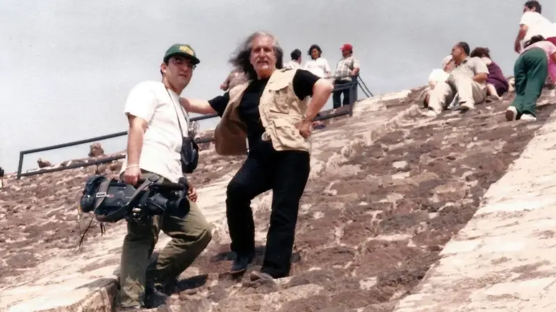 Barış Manço, 1998’de Meksika’daki Teotihuacan antik kentinde taş basamaklar üzerinde kameraman Erkan Umut ile birlikte