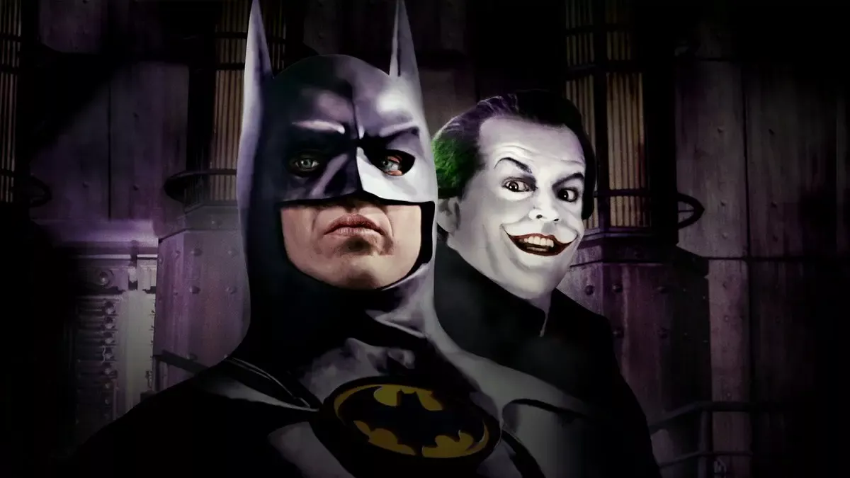 Batman (1989) tanıtım görseli: mor tonlu bir arka planda yan yana duran Batman rolündeki Michael Keaton ile Joker rolündeki Jack Nicholson
