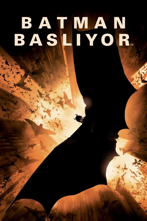 Batman Başlıyor filminin Türkçe afişi: turuncu gökyüzünde uçuşan yarasa sürüsünün ortasında siyah bir yarasa silueti