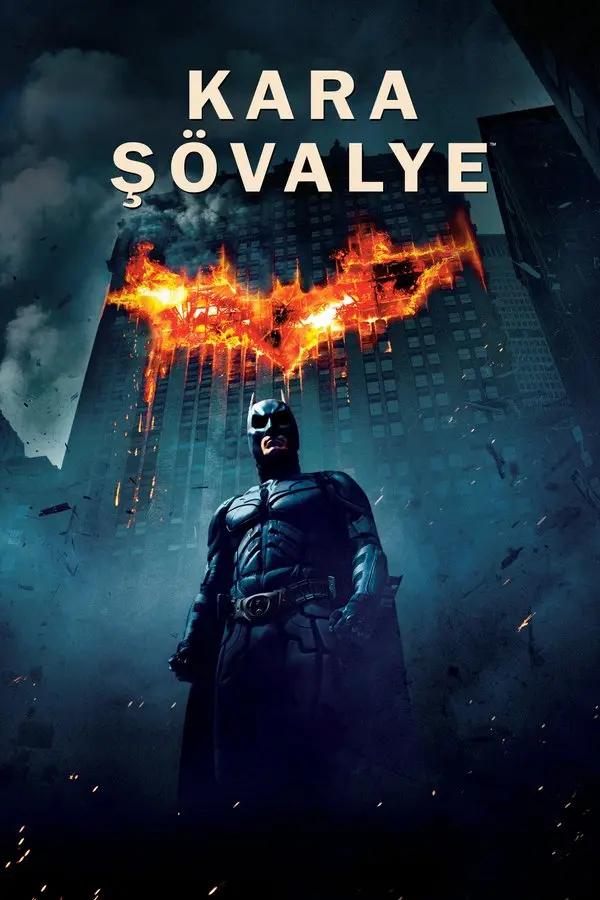 Kara Şövalye filminin Türkçe afişi: yarasa biçiminde alevlerin yükseldiği bir gökdelenin önünde duran Batman