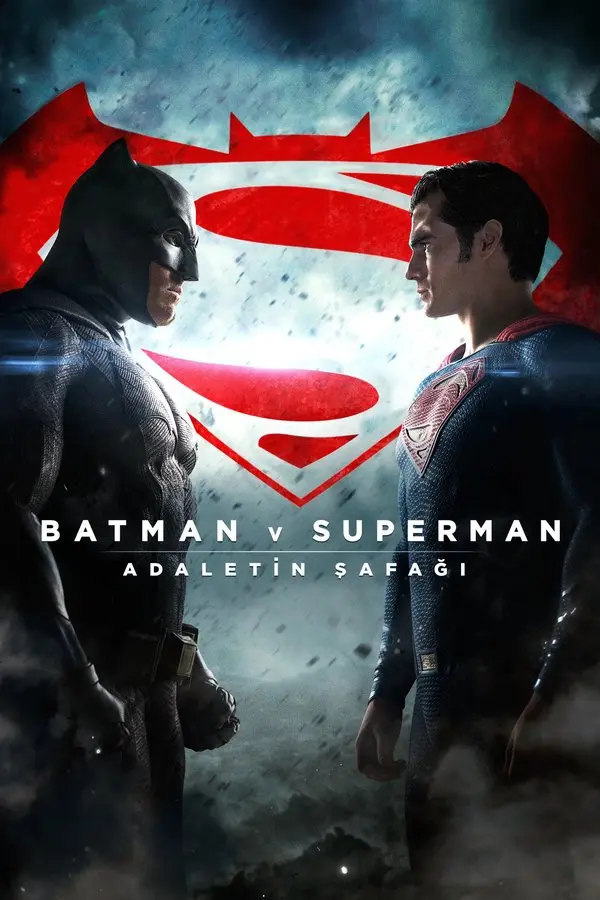 Batman v Superman: Adaletin Şafağı Türkçe afişi: yağmur altında karşı karşıya duran Batman ve Superman, arkalarında iki kahramanın birleşik logosu