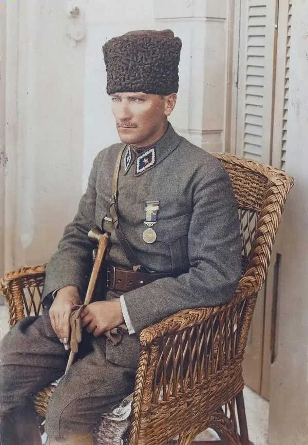Kalpaklı ve üniformalı Mustafa Kemal Paşa’nın elinde bastonuyla hasır bir koltukta oturduğu fotoğraf