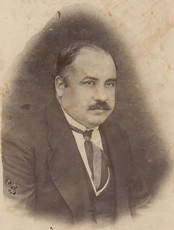 Bıyıklı Ziya Gökalp’in koyu ceket ve kravatla poz verdiği, kenarları kararmış eski bir stüdyo fotoğrafı