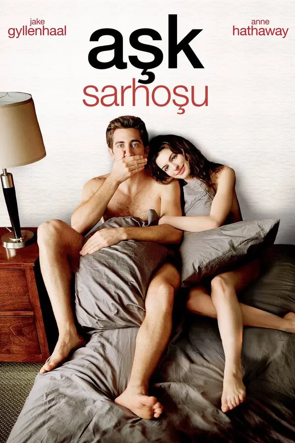 Aşk Sarhoşu (Love & Other Drugs) filminin Türkçe afişi: beyaz zemin önünde yatakta gri çarşafa sarınmış Jake Gyllenhaal ve Anne Hathaway gülümsüyor; üstte aşk sarhoşu yazısı