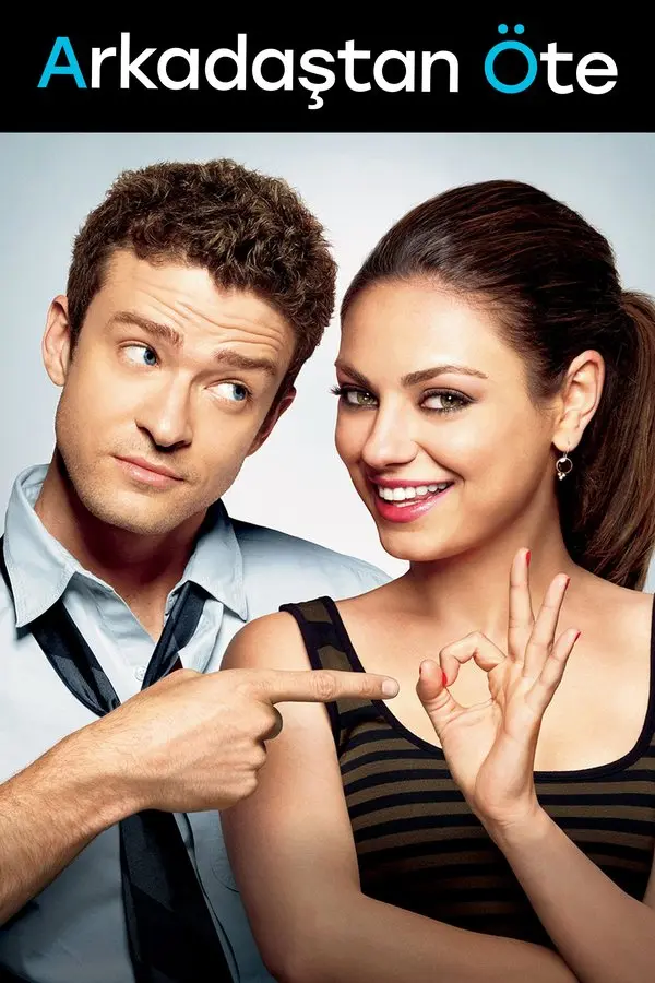 Arkadaştan Öte (Friends with Benefits) filminin Türkçe afişi: beyaz zemin önünde kravatlı Justin Timberlake parmağıyla Mila Kunis’i gösteriyor, Kunis gülümseyerek eliyle tamam işareti yapıyor; üstte Arkadaştan Öte yazısı