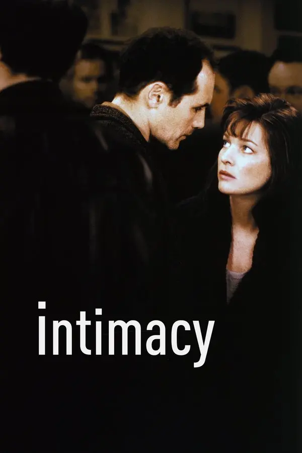 Mahremiyet (Intimacy) filminin afişi: siyah zemin önünde kalabalık bir mekânda koyu renk ceketli Mark Rylance ile kısa koyu saçlı Kerry Fox birbirine yakın duruyor; altta beyaz harflerle intimacy yazısı