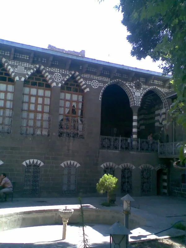Diyarbakır’da Cahit Sıtkı Tarancı’nın doğup büyüdüğü iki katlı taş konak; siyah bazalt ve beyaz taş şeritli cephe, kemerli eyvan ve ahşap cumbalı pencereler