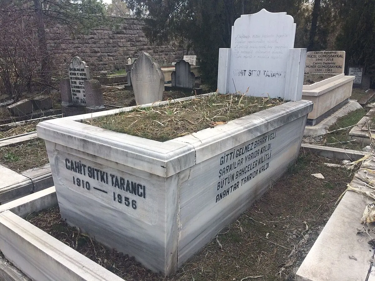 Ankara Cebeci Asri Mezarlığı’nda Cahit Sıtkı Tarancı’nın beyaz mermer mezarı; ön yüzünde Cahit Sıtkı Tarancı 1910 1956, yan yüzünde Gitti gelmez bahar vakti diye başlayan dizeler yazılı