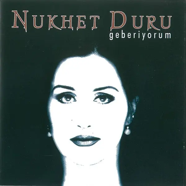 Nükhet Duru’nun 1994 tarihli albümünün kapağı; koyu zemin üzerinde siyah saçlı, küpeli Nükhet Duru portresi ve üstte sanatçının adı