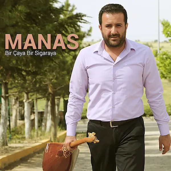 Ozan Manas’ın Bir Çaya Bir Sigaraya tekli kapağı; ağaçlı bir yolda elinde bağlamasıyla yürüyen, lila gömlekli Ozan Manas ve solda şarkının adı