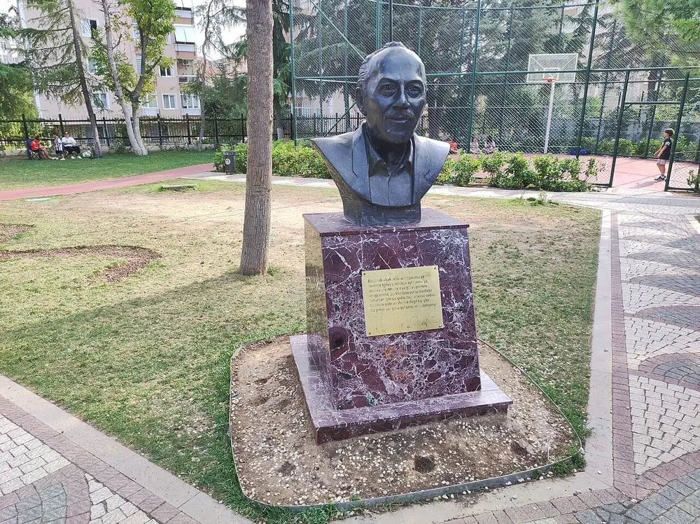 İstanbul Maltepe’deki Cemal Süreya Parkı’nda bordo mermer kaide üzerinde duran gülümseyen Cemal Süreya büstü
