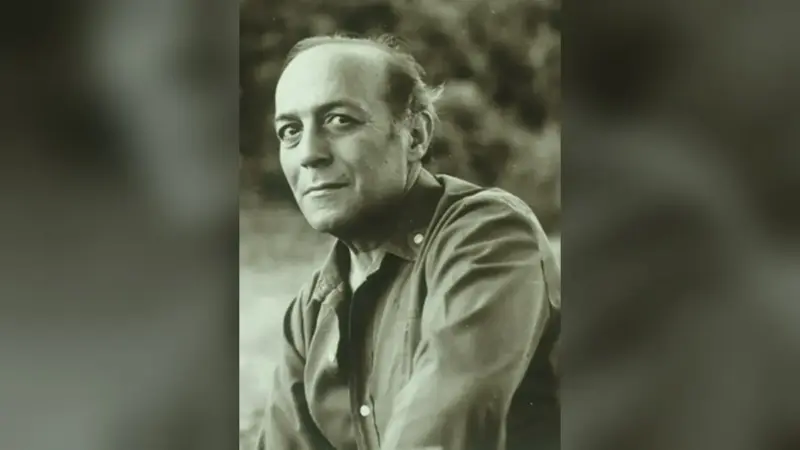 Cemal Süreya’nın sepya tonlu portresi; açık yakalı gömlekli şair ağaçların önünde başını hafifçe eğmiş, gülümseyerek bakıyor