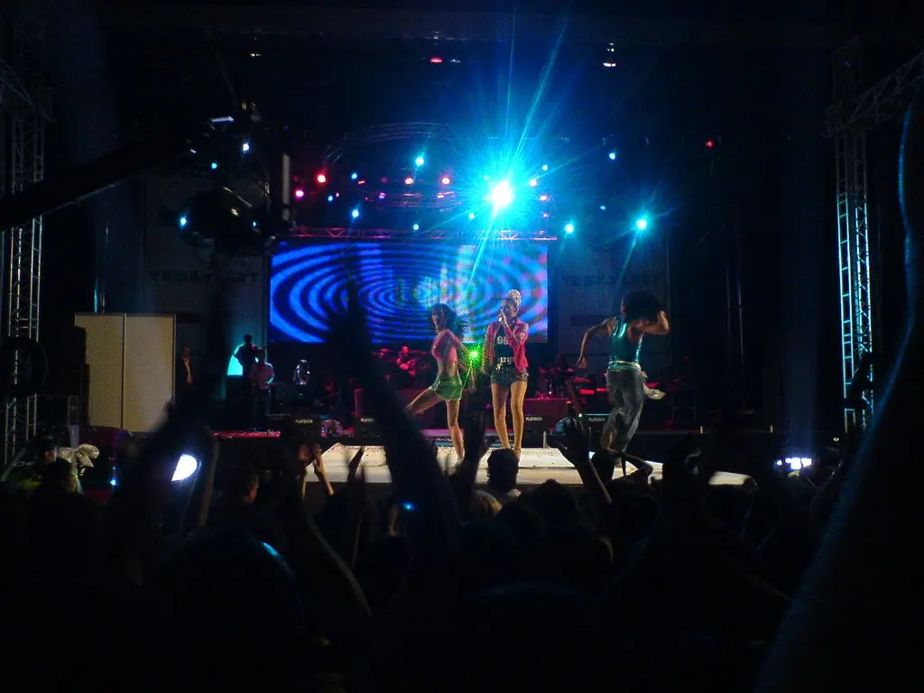 Demet Akalın’ın 2008’deki Samsun konserinde mavi ışıklarla aydınlatılmış sahne ve önündeki kalabalık