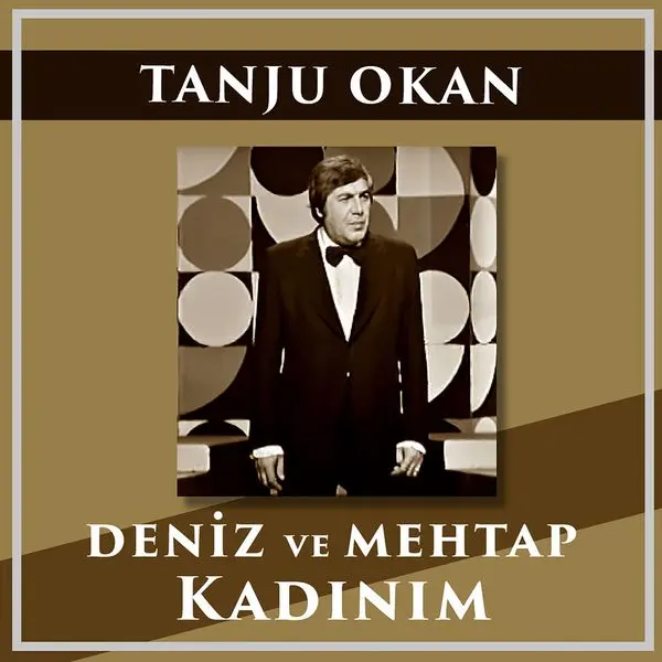 Tanju Okan’ın Deniz ve Mehtap / Kadınım derleme kapağı; kahverengi zemin üzerinde siyah smokinli Tanju Okan’ın siyah beyaz fotoğrafı
