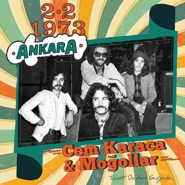 Cem Karaca ve Moğollar’ın 2.2.1973 Ankara albüm kapağı; renkli ışınlı zemin üzerinde grup üyelerinin siyah beyaz fotoğrafı