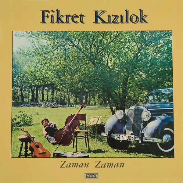 Fikret Kızılok’un Zaman Zaman albüm kapağı; ağaçlık bir bahçede çimenlere uzanmış Kızılok, yanında kontrbas, gitar ve eski bir otomobil