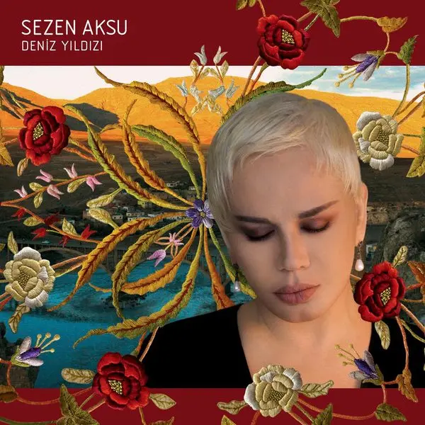 Sezen Aksu’nun Deniz Yıldızı albüm kapağı; çiçek desenli renkli bir zemin önünde kısa beyaz saçlı Sezen Aksu