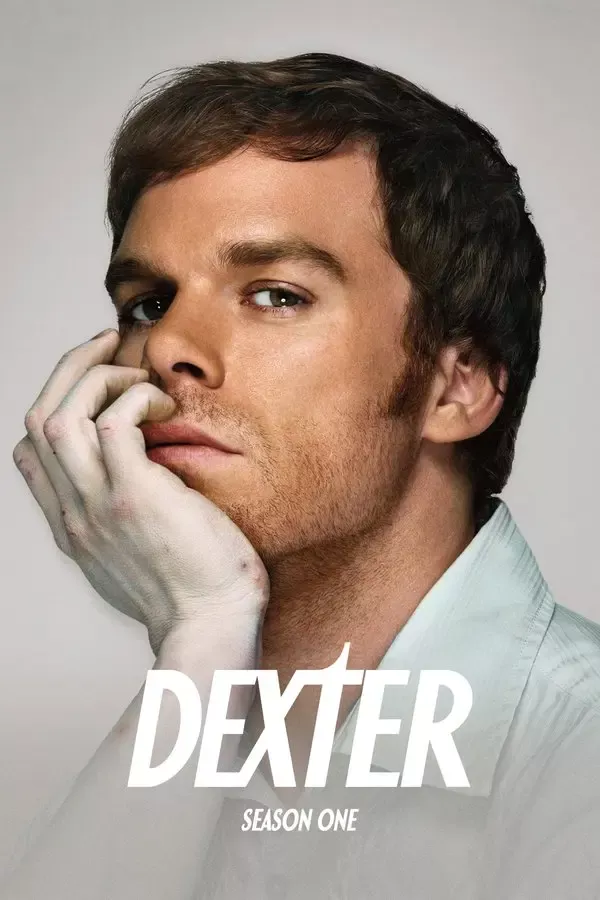 Dexter 1. sezon posteri: açık renk gömlekli, eli çenesinde düşünceli bakan Dexter Morgan rolündeki Michael C. Hall
