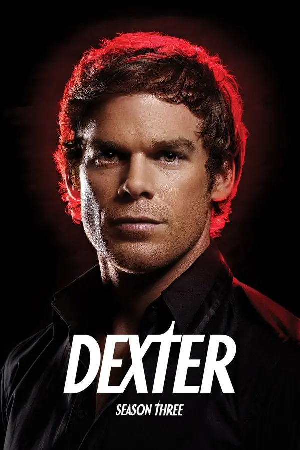 Dexter 3. sezon posteri: siyah zemin önünde başının çevresinde kırmızı bir ışık halesi bulunan, koyu gömlekli Dexter Morgan