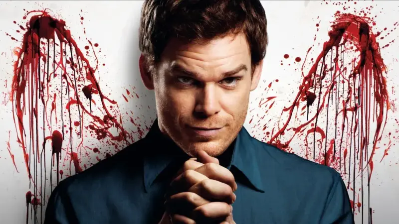 Dexter dizisinin tanıtım görseli: beyaz zemin üzerinde, arkasındaki kan lekeleri kanat gibi açılan ve ellerini dua eder gibi birleştirmiş Dexter Morgan rolündeki Michael C. Hall