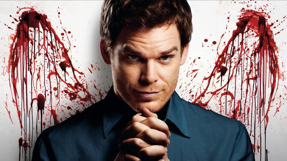 Dexter dizisinin tanıtım görseli: beyaz zemin üzerinde, arkasındaki kan lekeleri kanat gibi açılan ve ellerini dua eder gibi birleştirmiş Dexter Morgan rolündeki Michael C. Hall