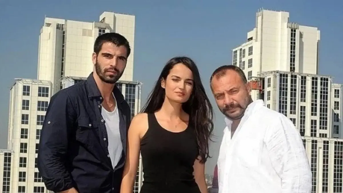 Adanalı dizisinin tanıtım görselinde yüksek binaların önünde yan yana duran koyu ceketli genç adam, siyah atletli kadın ve beyaz gömlekli adam