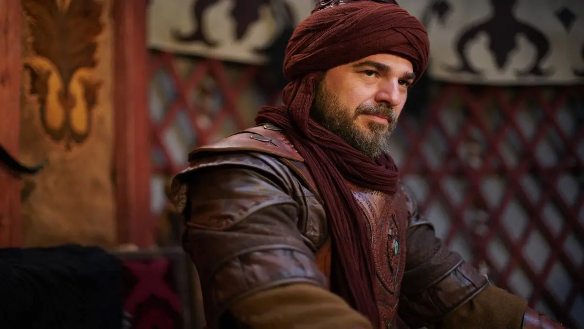 Diriliş: Ertuğrul dizisinden kırmızı sarıklı, deri giysili Ertuğrul rolündeki Engin Altan Düzyatan'ın çadır içinde çekilmiş portresi