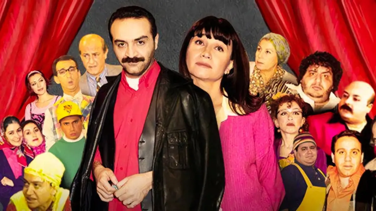 Bir Demet Tiyatro dizisinin tanıtım görselinde kırmızı tiyatro perdesi önünde siyah deri ceketli bıyıklı adam, pembe kazaklı kadın ve arkalarında rengârenk kostümlü oyuncu kadrosu