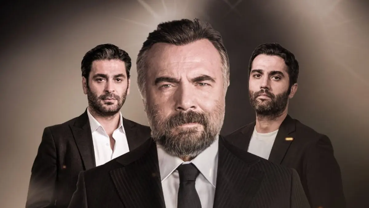 Eşkıya Dünyaya Hükümdar Olmaz dizisinin tanıtım görselinde ortada kır sakallı Hızır Çakırbeyli rolündeki Oktay Kaynarca ve iki yanında takım elbiseli iki genç adam