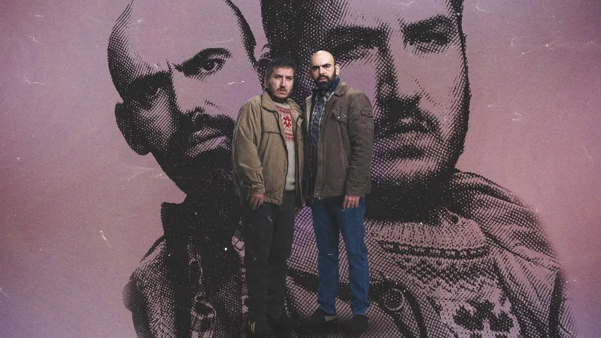 Gibi dizisinin tanıtım görselinde arka planda iki adamın büyük grafik portresi önünde ayakta duran iki karakter